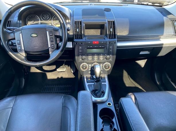 2010 Land Rover LR2 HSE image 8