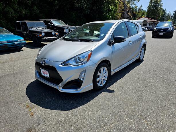 2017 Toyota Prius c image 2