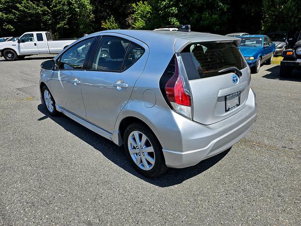 2017 Toyota Prius c image 3