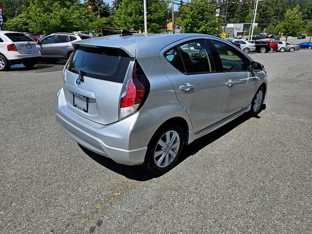 2017 Toyota Prius c image 4