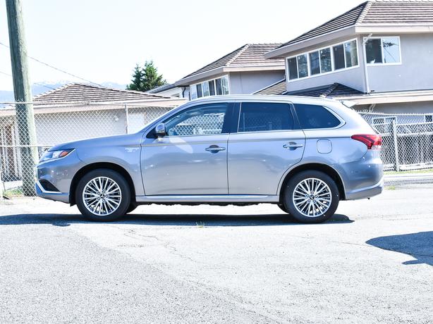 2020 Mitsubishi Outlander PHEV LE - Heated Steering Wheel, Sunroof, PST Exempt! image 3