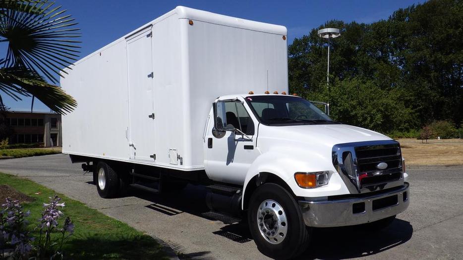 2006 Ford F-750 21 foot Cube Van 2WD Diesel With Power Tail Gate display photo