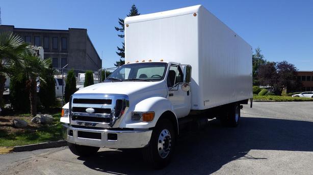 2006 Ford F-750 21 foot Cube Van 2WD Diesel With Power Tail Gate image 4