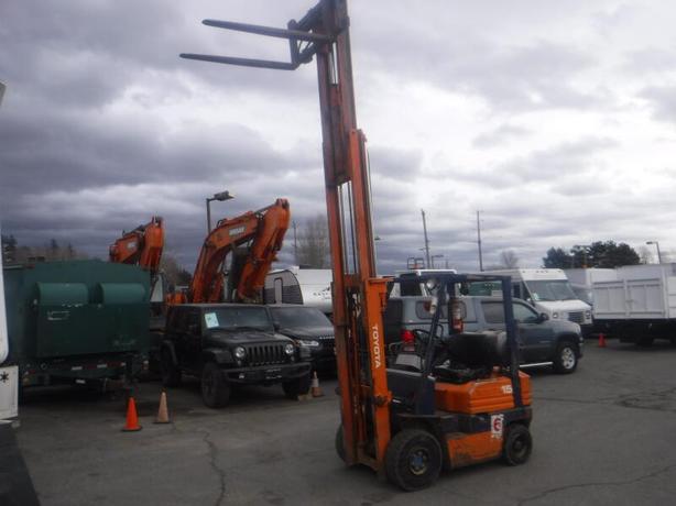 1975 Toyota 42-5FG15 3 stage Forklift Propane image 3