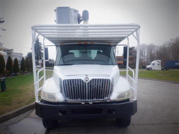 2002 International 4300 Tree Chipper Dump Bucket Truck Diesel Air Brakes image 3