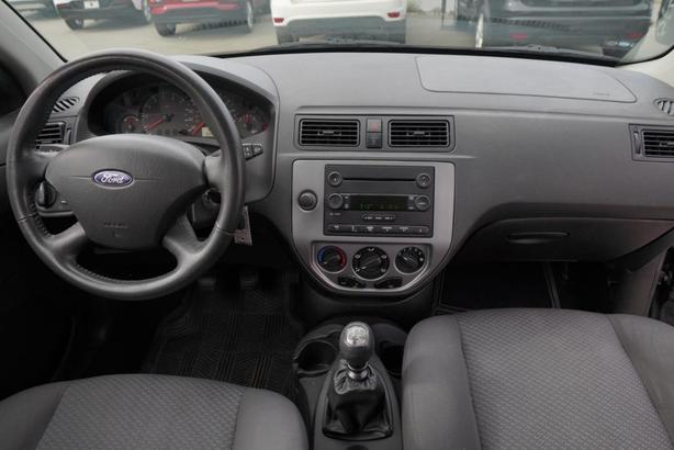 2005 Ford Focus 3dr Cpe ZX3 S image 5