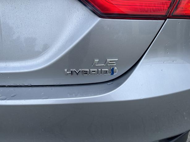 2021 Toyota Camry Hybrid Hybrid LE Auto image 6