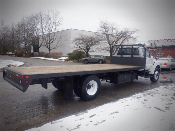 2011 Ford F-750 22 foot Flat Deck 3 Seater Diesel With Hydraulic Brakes image 7