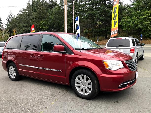 2011 Chrysler Town & Country Touring-L No Reported Accidents image 3