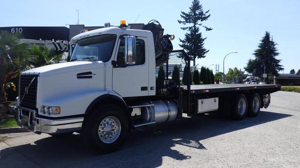 2008 Volvo VHD 25  Foot Flat Deck Crane Truck Tandem Axle With Air Brakes Diesel image 5