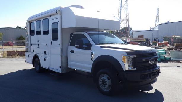 2017 Ford F-550 Service Truck Dually 13 seater Crummy Ex Government 4WD image 1