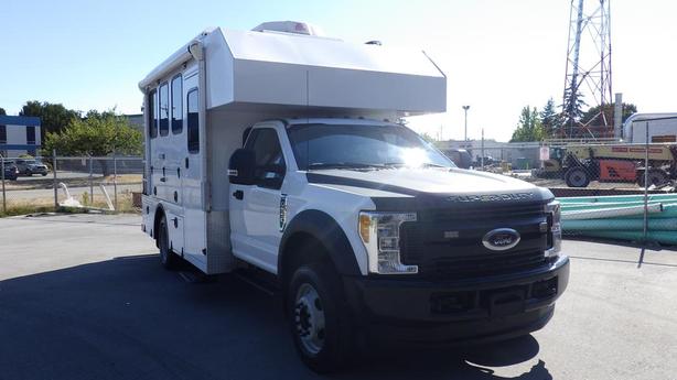 2017 Ford F-550 Service Truck Dually 13 seater Crummy Ex Government 4WD image 2