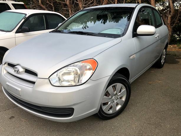 2011 Hyundai Accent low 82k 5spd EZ on gas image 1