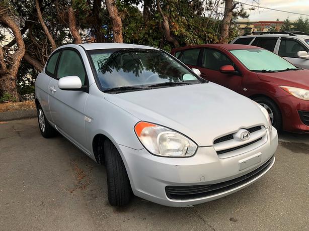 2011 Hyundai Accent low 82k 5spd EZ on gas image 2