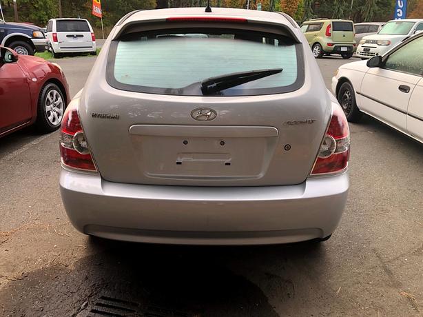 2011 Hyundai Accent low 82k 5spd EZ on gas image 4