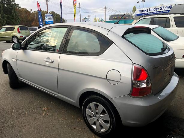 2011 Hyundai Accent low 82k 5spd EZ on gas image 5