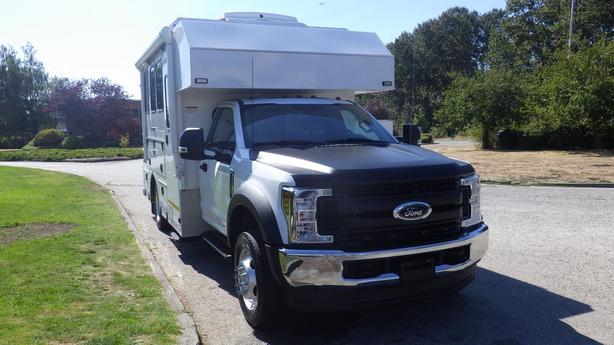 2018 Ford F-550 Service Truck Dually 13 seater Crummy Ex Government 4WD image 2