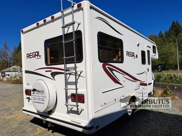 Used 2010 Triple E Regal C22 image 4