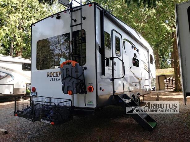 Used 2020 Forest River RV Island Trek Ultra Lite 2441WS image 4