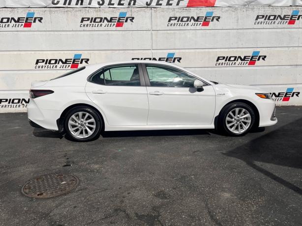 2021 Toyota Camry Hybrid Le image 3