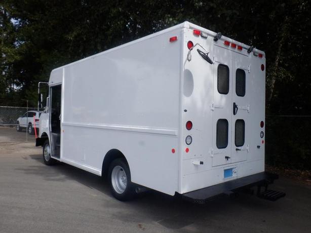 2003 Freightliner MT45 Chassis Cargo Step Van Diesel image 3