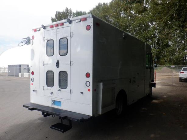 2003 Freightliner MT45 Chassis Cargo Step Van Diesel image 5