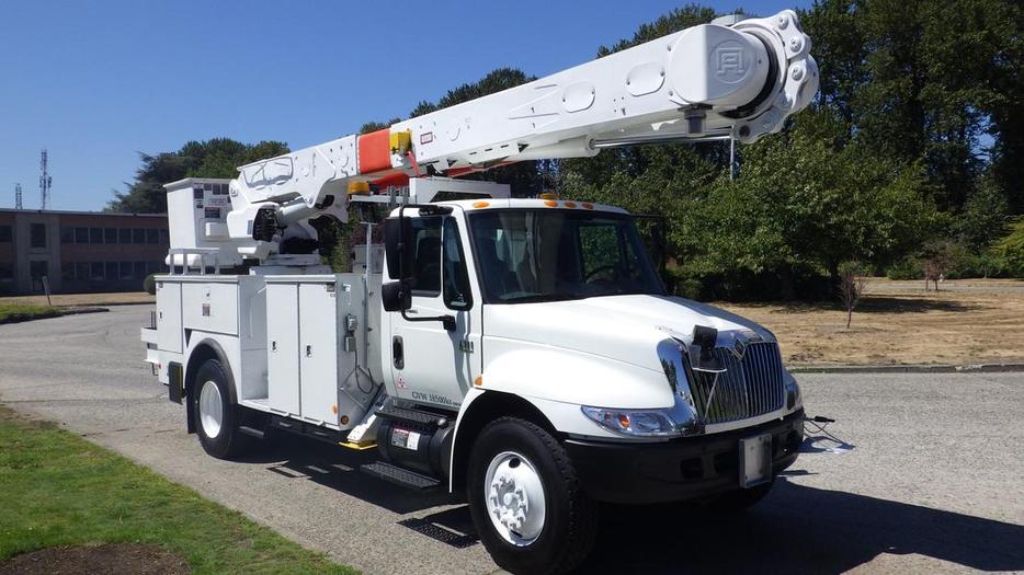 2006 International 4300 DT466 Bucket Truck Air Brakes Dually Diesel display photo