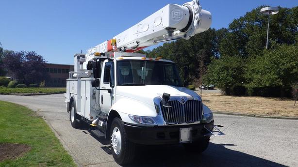 2006 International 4300 DT466 Bucket Truck Air Brakes Dually Diesel image 2