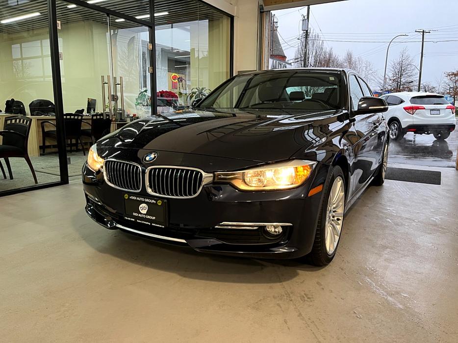 2015 BMW 320i xDrive AWD, $0 Claim, Local Victoria, LOW KM! display photo