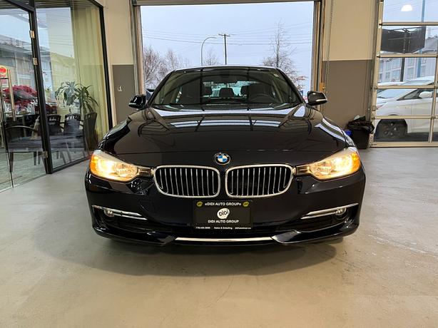 2015 BMW 320i xDrive AWD, $0 Claim, Local Victoria, LOW KM! image 2