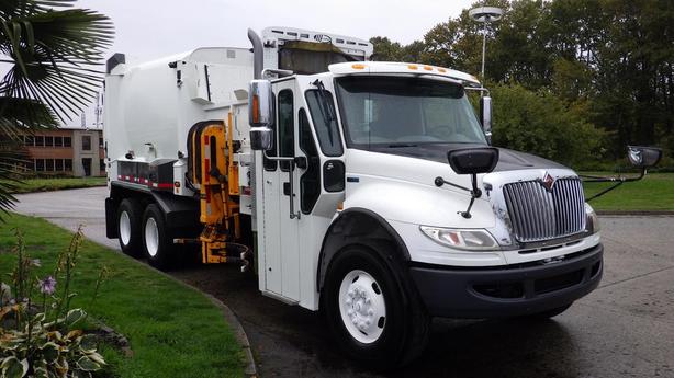 2015 International 7400 Garbage Truck With Air Brakes Diesel image 1