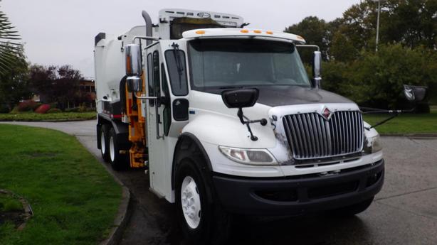 2015 International 7400 Garbage Truck With Air Brakes Diesel image 2