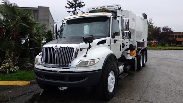 2015 International 7400 Garbage Truck With Air Brakes Diesel image 4