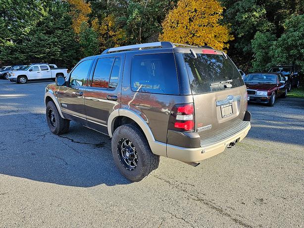 2006 Ford Explorer Eddie Bauer image 3