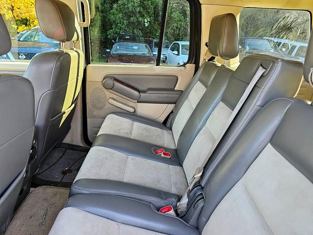 2006 Ford Explorer Eddie Bauer image 8