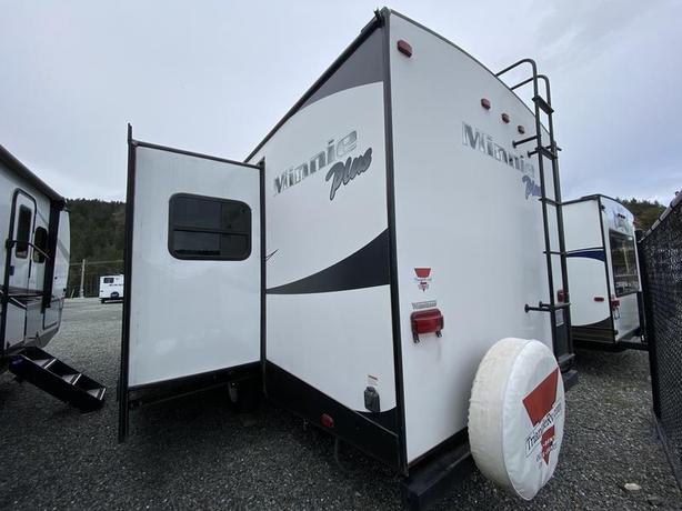2017 Winnebago Minnie Plus 26RBSS image 4