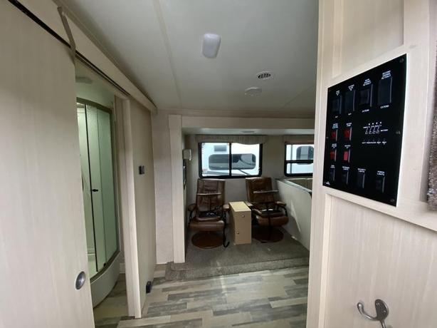 2017 Winnebago Minnie Plus 26RBSS image 5