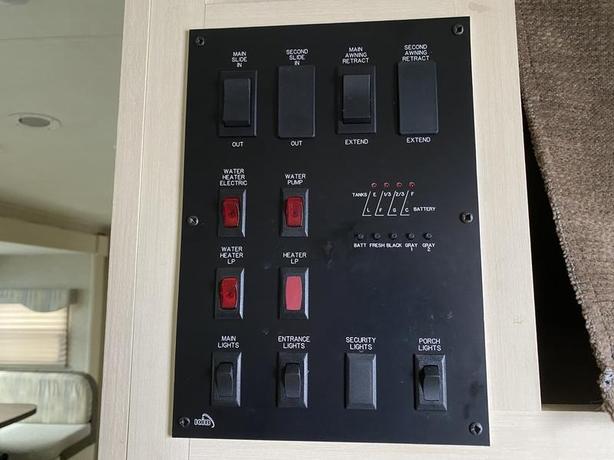 2017 Winnebago Minnie Plus 26RBSS image 6