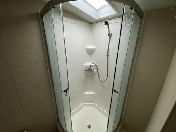 2017 Winnebago Minnie Plus 26RBSS image 8