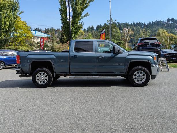 2015 GMC Sierra 3500HD SLE - 6.0L V8, 4x4, CrewCab, Standard Bed image 4