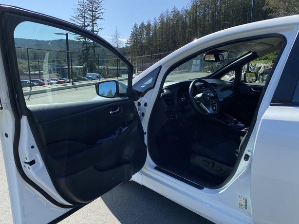 2019 Nissan LEAF SV FWD-Navigation System,Blind Spot Warning,A/C image 6