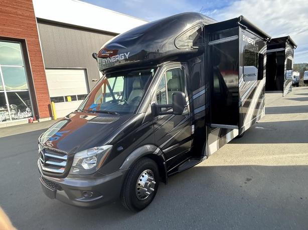 2017 Thor Motor Coach SD24 Synergy image 3