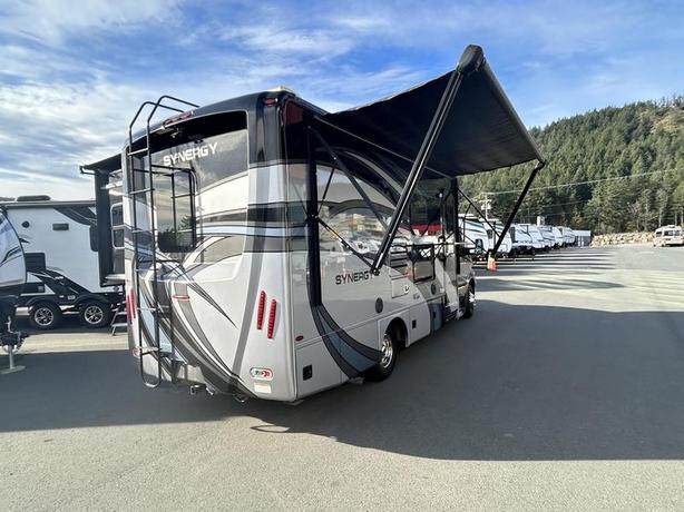 2017 Thor Motor Coach SD24 Synergy image 5