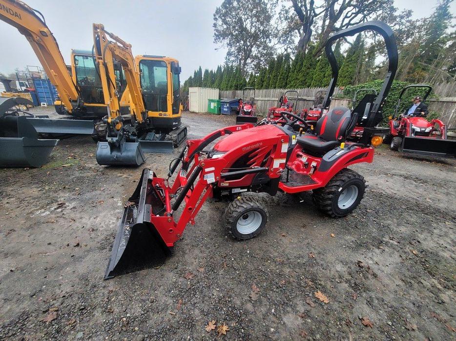 2023 Mahindra eMAX Series 20S HST display photo
