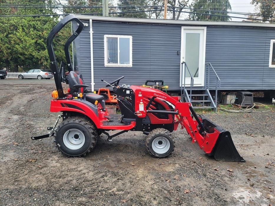 2023 Mahindra eMAX Series 20S HST display photo