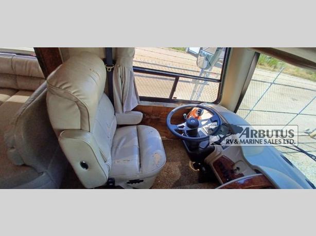 Used 2011 Thor Motor Coach Serrano 31X image 8