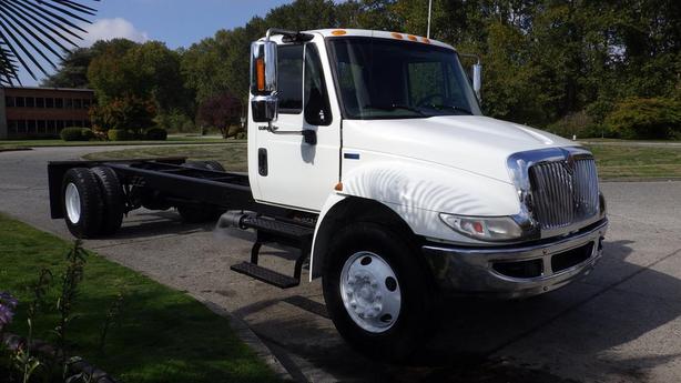 2014 International 4300 Cab and Chassis Diesel With Hydraulic Brakes image 1