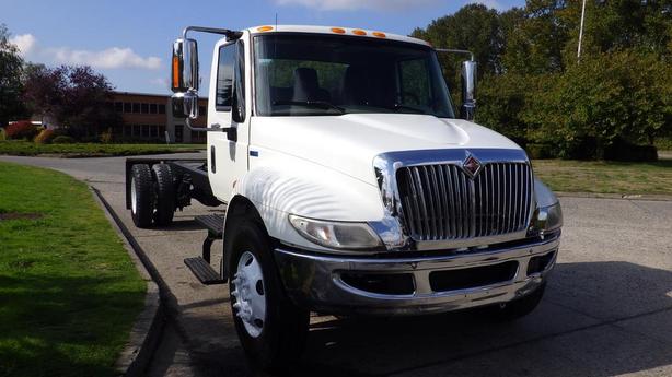 2014 International 4300 Cab and Chassis Diesel With Hydraulic Brakes image 2