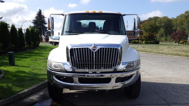 2014 International 4300 Cab and Chassis Diesel With Hydraulic Brakes image 3