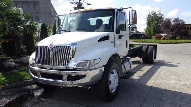 2014 International 4300 Cab and Chassis Diesel With Hydraulic Brakes image 4